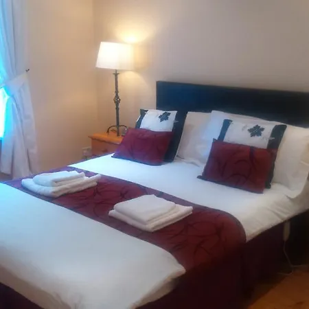 לינה וארוחת בוקר House 3*